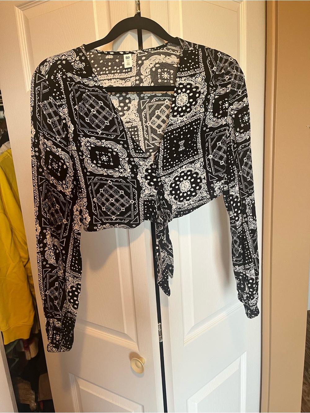 BP Black & White Bandana-Print Tie Front Cropped Long Sleeve Top